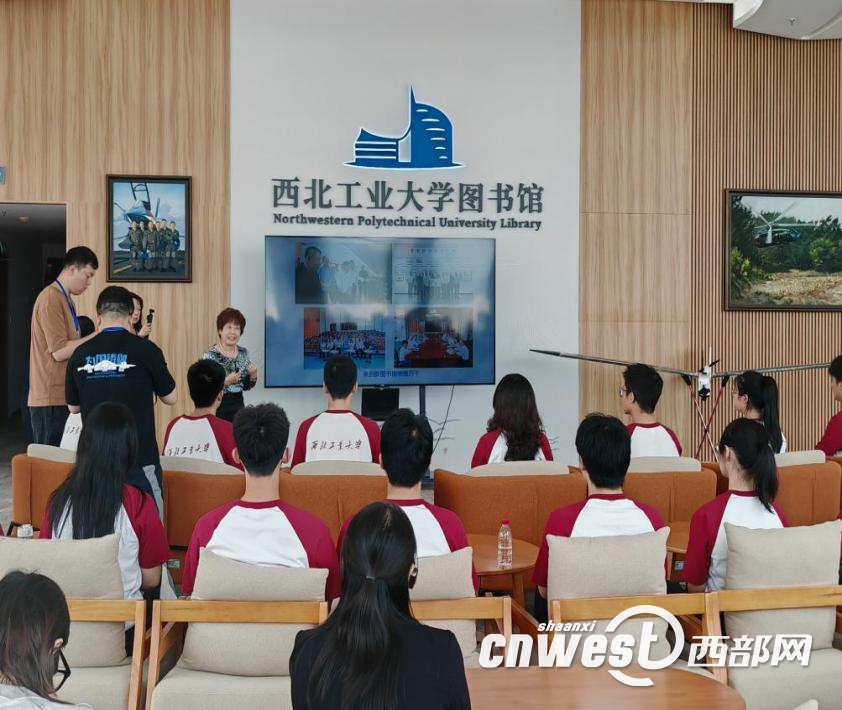 周洲教授和学校“铸剑班”的学生们进行分享会